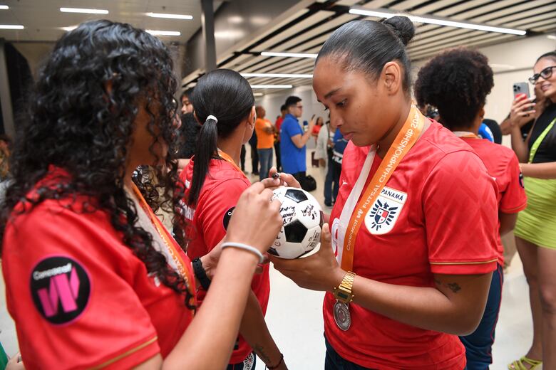 ¡Las reinas del futsal ya están en casa tras clasificar al Mundial de Filipinas!