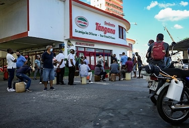 Las filas interminables en gasolineras vuelven a Cuba