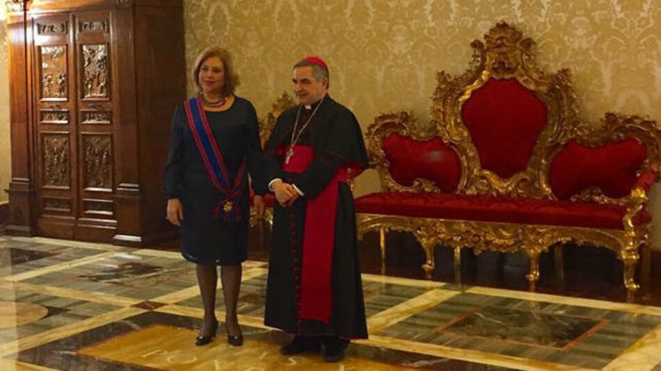 Santa Sede condecora a la embajadora de Panamá