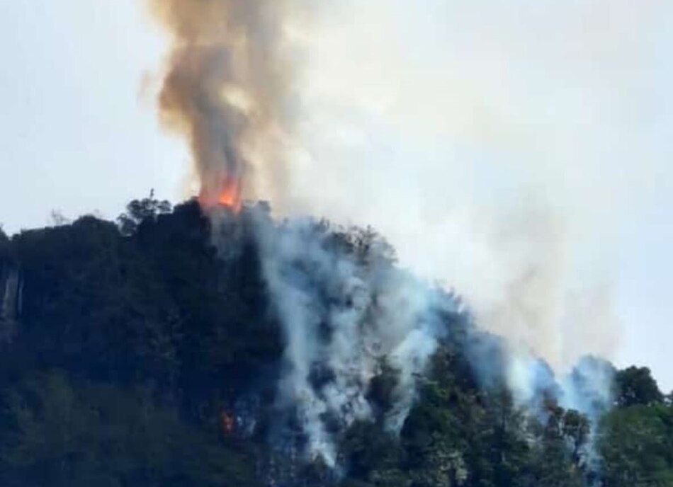 Comienzan las labores de extinción del incendio en Cerro Punta: desde un helicóptero lanzan agua