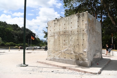 DIJ y Ministerio Público realizan inspección ocular en el monumento chino demolido en el Mirador del Puente de las Américas