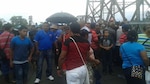 Trabajadores abren vía sobre el río Sixaola