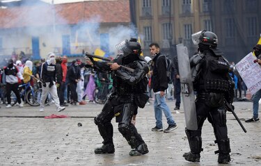 Miles de personas protestan contra reforma tributaria en Colombia pese a restricciones anticovid