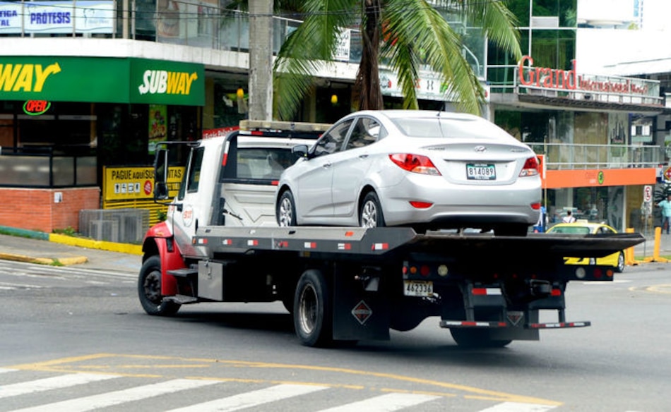¿Mal estacionado? Descubre el golpe al bolsillo que te espera si llega la grúa