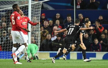 Sevilla hace historia en Manchester y Dzeko da la clasificación al Roma