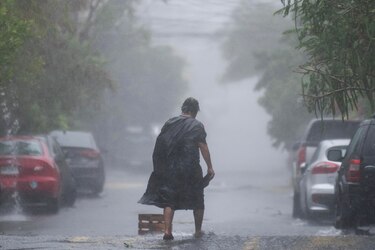 Francine se intensifica rumbo a la costa sur de Estados Unidos donde puede impactar como huracán