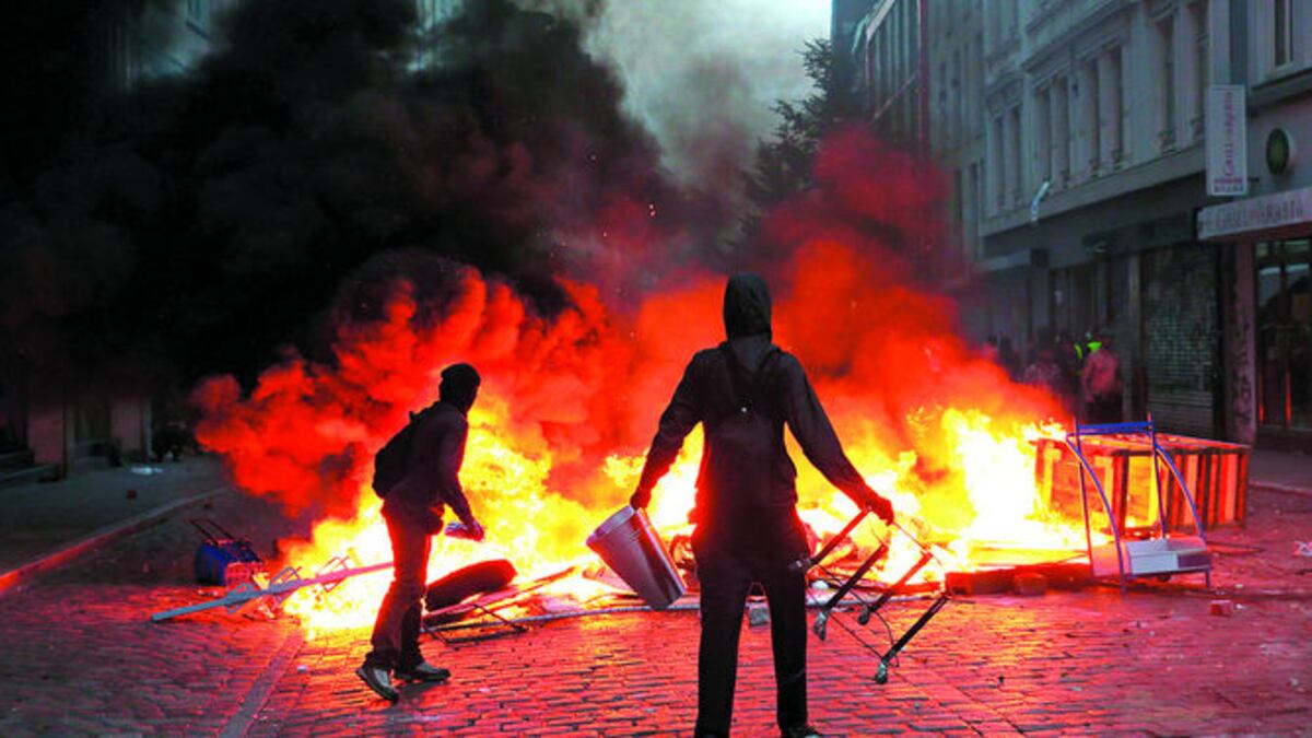 La calles de Hamburgo se incendiaron en la noche del viernes, luego de que quienes protestaban contra la reunión del G-20 quemaran todo a su paso.