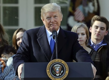 Trump pide a Corte Suprema que revise política inmigratoria