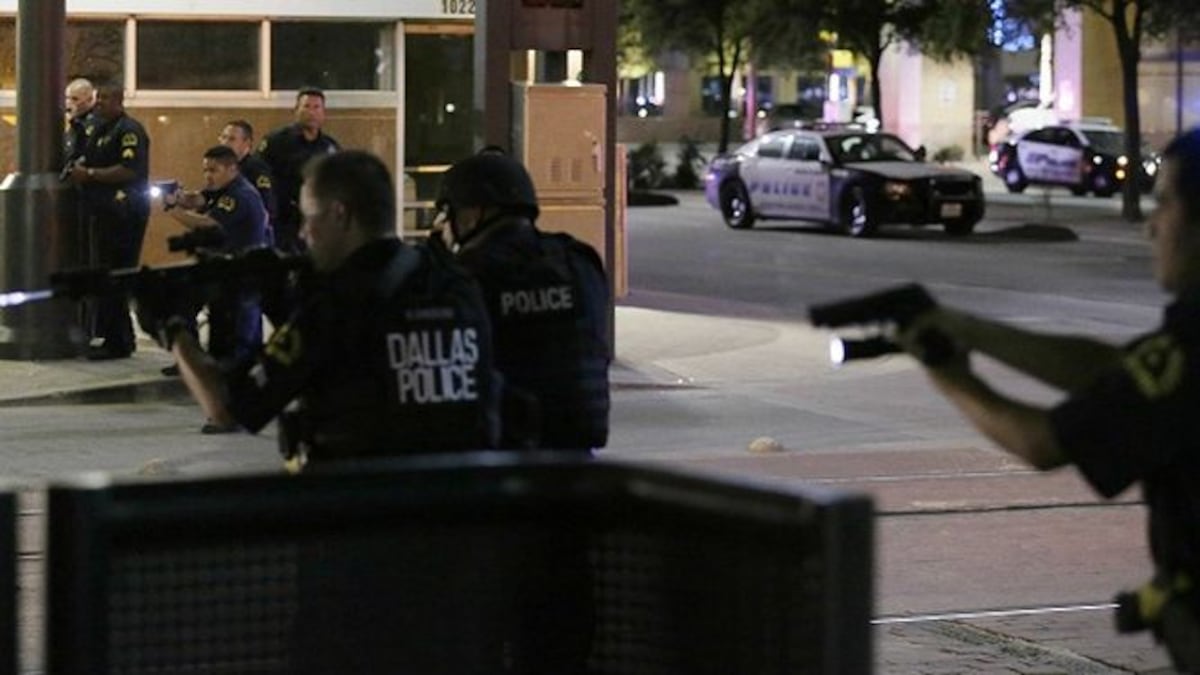 Francotiradores asesinan a cuatro policías durante protesta en Dallas