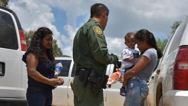 Jenny Lisette Flores, la niña salvadoreña que dio nombre al acuerdo de protección de menores migrantes detenidos que Trump quiere eliminar