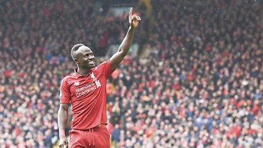 Liverpool sigue de cerca al Manchester City