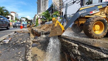Varios sectores sin agua debido a una rotura que se presentó en los trabajos de la red sanitaria de Calle 50