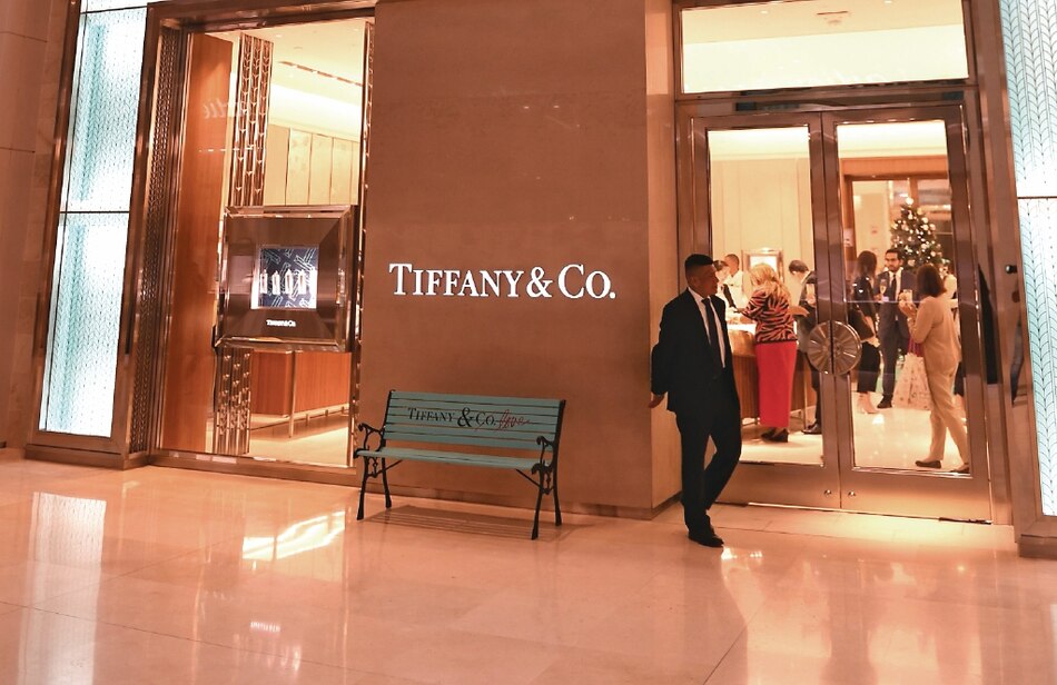 Grupo francés LVMH compra joyería Tiffany