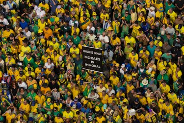 Bolsonaro reúne a miles de brasileños en defensa de Musk y su batalla contra el Supremo
