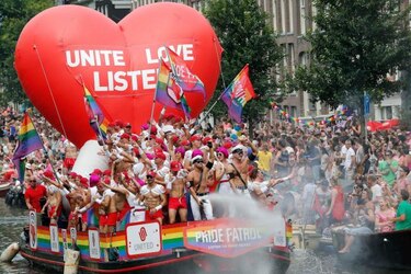 En Día del Orgullo Gay en Amsterdam homenajean a las víctimas del vuelo MH17
