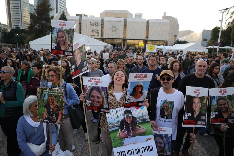 Las tres rehenes liberadas ya están en Israel y son recibidas por sus madres