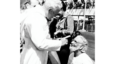El papa reivindica al cura Ernesto Cardenal