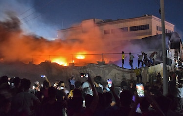 ‘Vinieron para curarse y salen en féretros’, la rabia tras el incendio en un hospital de Irak