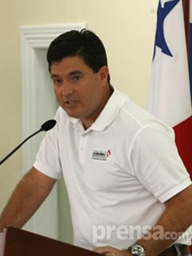 Duboy atiende a moradores de Curundú; pide no hacer caso a rumores
