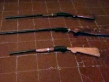 Detectan a sujetos que paseaban con arma de guerra