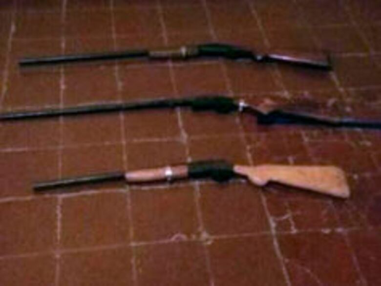 Detectan a sujetos que paseaban con arma de guerra