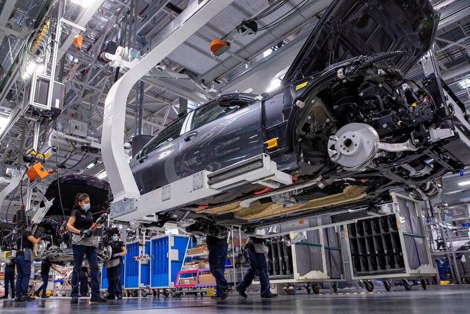 Recomiendan a las empresas diversificar los proveedores, fabricar localmente y replantear la cadena de suministro