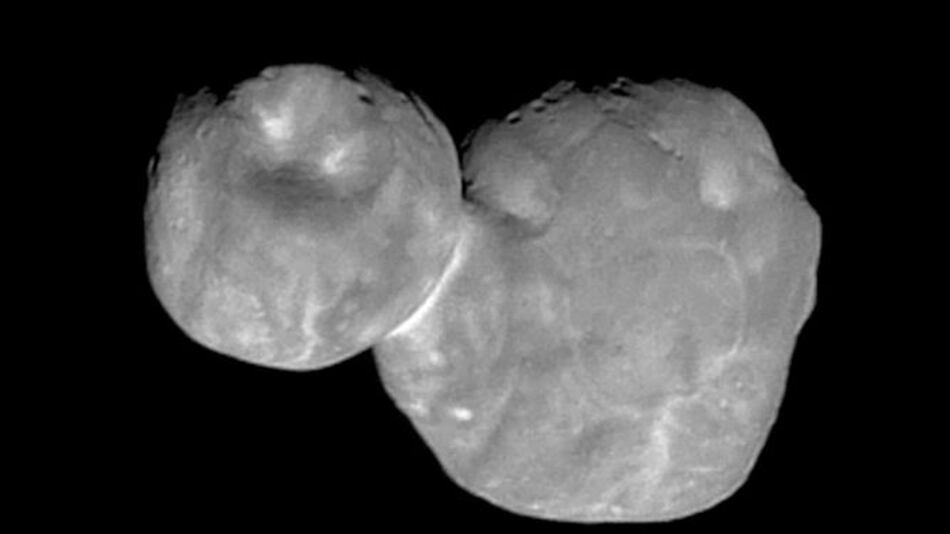 Muñeco de nieve espacial tiene hoyos y collar brillante