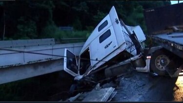 Camión se accidenta en la vía Centenario