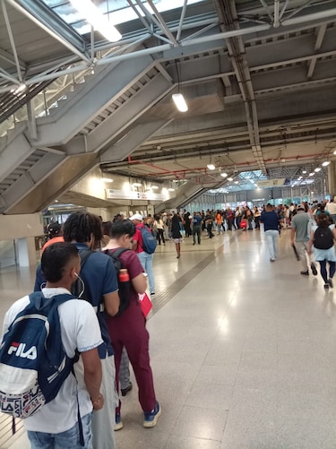 Nuevos validadores generan demora en el Metro y Metrobús, tras nuevo sistema de cobro