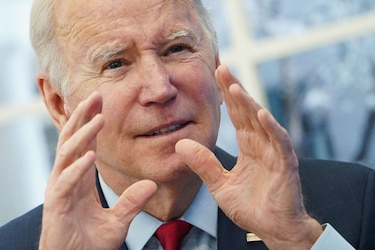 Joe Biden se apoya en planes de inversión tras una semana de derrotas