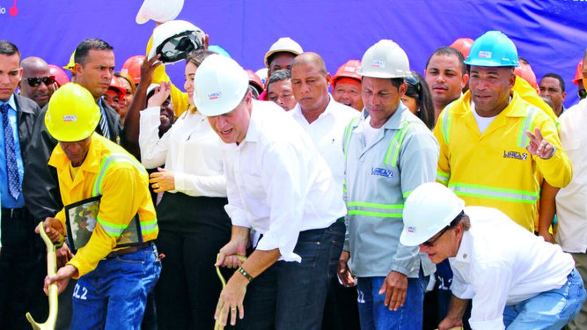 Algunos cuestionan que el gobierno ponga mayor interés en megaobras, como la línea 2 del Metro, que en los temas de Estado pendientes por tratar, como salud y educación.