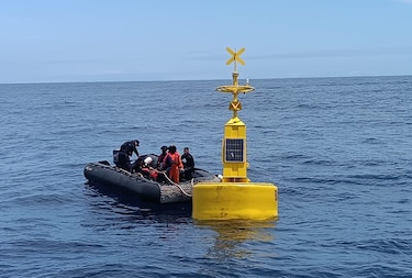 Ecuador instala en las Galápagos su segunda boya oceanográfica para monitorear El Niño