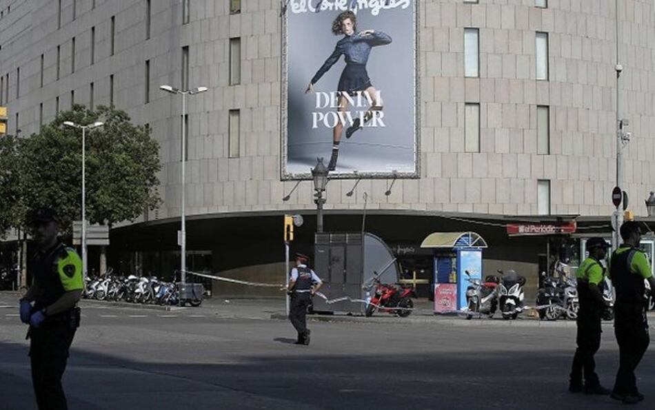 Vehículo atropella a un grupo de personas en Barcelona