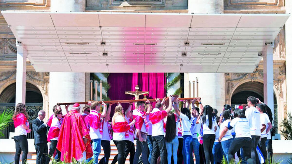 El traspaso de la cruz se concretó ayer en la plaza de San Pedro, en el Vaticano. Este importante símbolo ha recorrido medio mundo desde 1984, cuando el entonces papa Juan Pablo II la