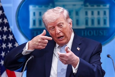 Trump dice que no permitirá que Irán cobre peajes a buques en el estrecho de Ormuz
