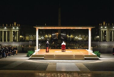 Vía Crucis en la plaza de San Pedro, pero sin público