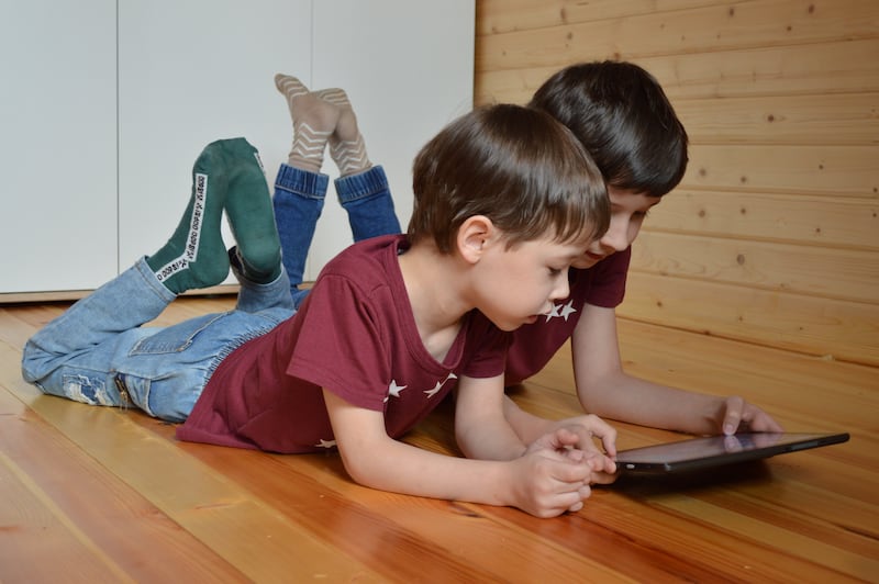 Literatura infantil y tecnología: expertos llaman a recuperar la conversación familiar