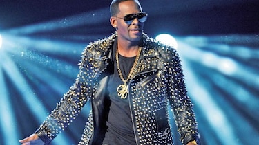 YouTube cierra dos canales de cantante R. Kelly