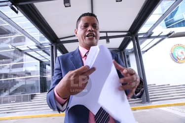 Dos mil firmas recopiladas para revocatoria de Stefany Peñalba y mil para Manuel Cheng