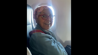 Video: Un piloto felicita a pasajera que recién supera el cáncer y los pasajeros estallan en aplausos