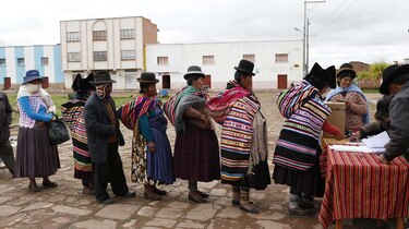 Bolivia: comienza recuento de votos en referendo de reelección