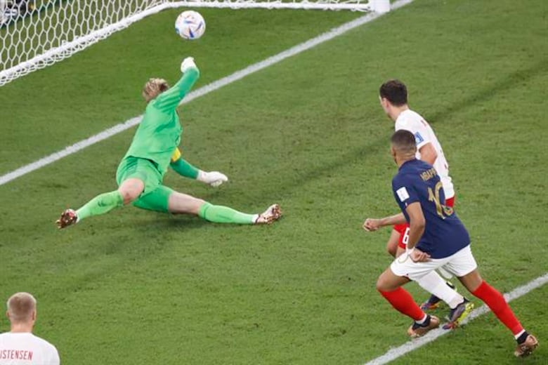 Francia se convierte en el primer equipo que pasa a octavos de final