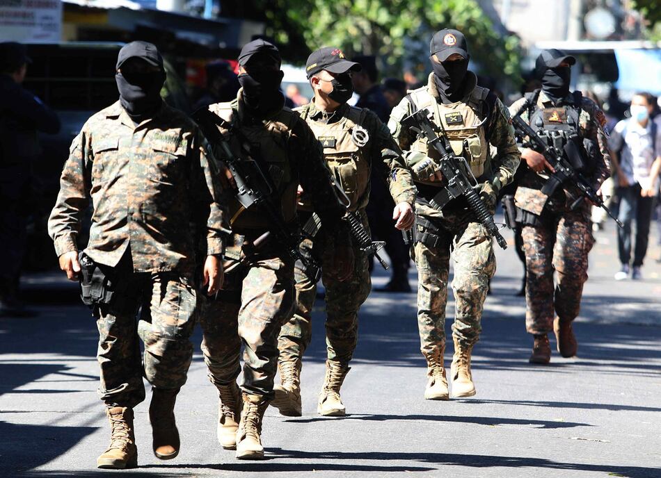 El Gobierno salvadoreño cerca una comunidad en capital con al menos 1,000 militares