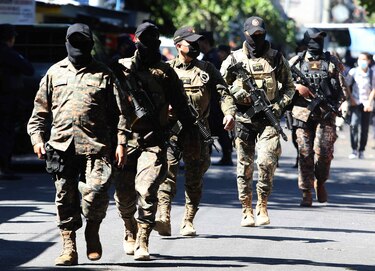 El Gobierno salvadoreño cerca una comunidad en capital con al menos 1,000 militares