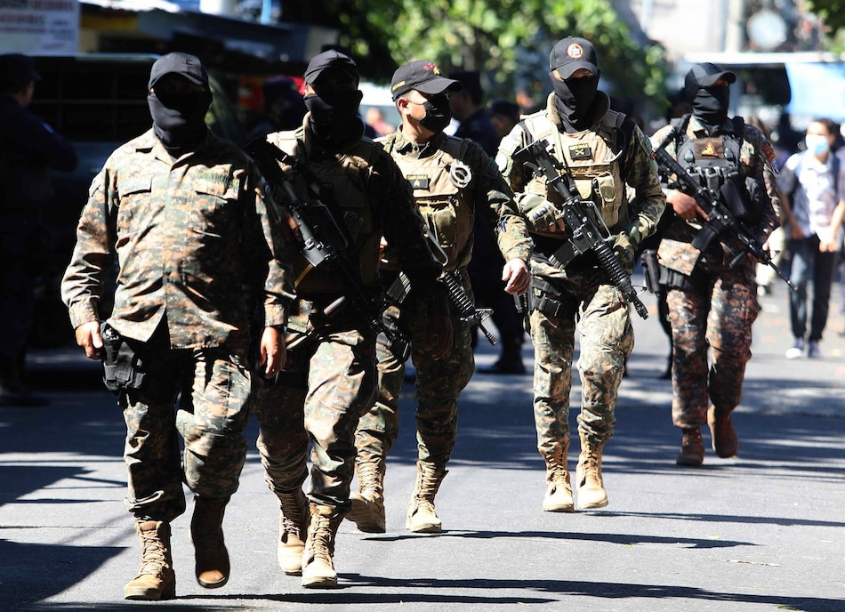 El Gobierno salvadoreño cerca una comunidad en capital con al menos 1,000 militares
