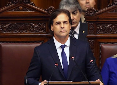 Tras 15 años de izquierda, liberal Lacalle Pou asume como presidente de Uruguay