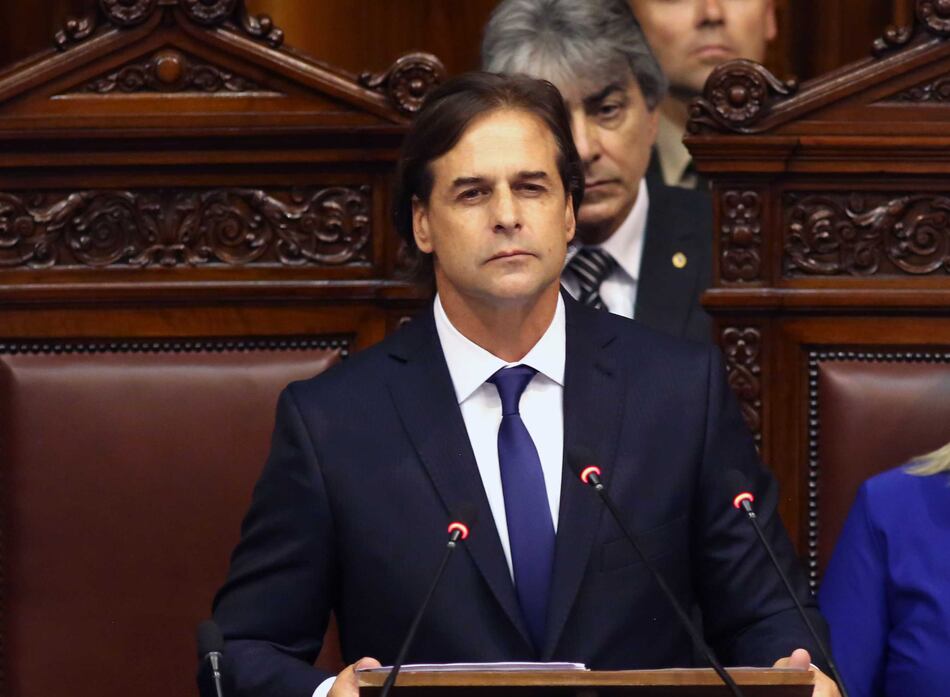 Tras 15 años de izquierda, liberal Lacalle Pou asume como presidente de Uruguay