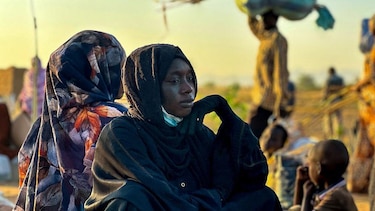 ‘Les dispararon a mis hijos delante de mis ojos’: los testimonios desgarradores de quienes huyen de la ciudad sudanesa de El Fasher