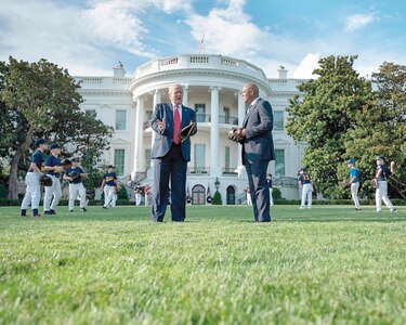 Donald Trump y  Mariano Rivera comparten apertura de Grandes Ligas