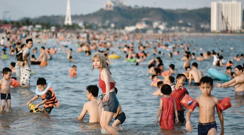 Turistas regresan a la bahía de Ha Long en Vietnam tras permanecer cerrada